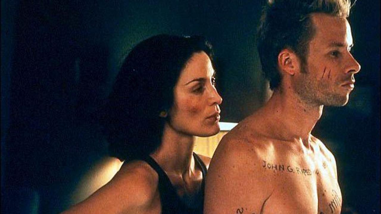 Carrie-Anne Moss et Guy Pearce dans Memento