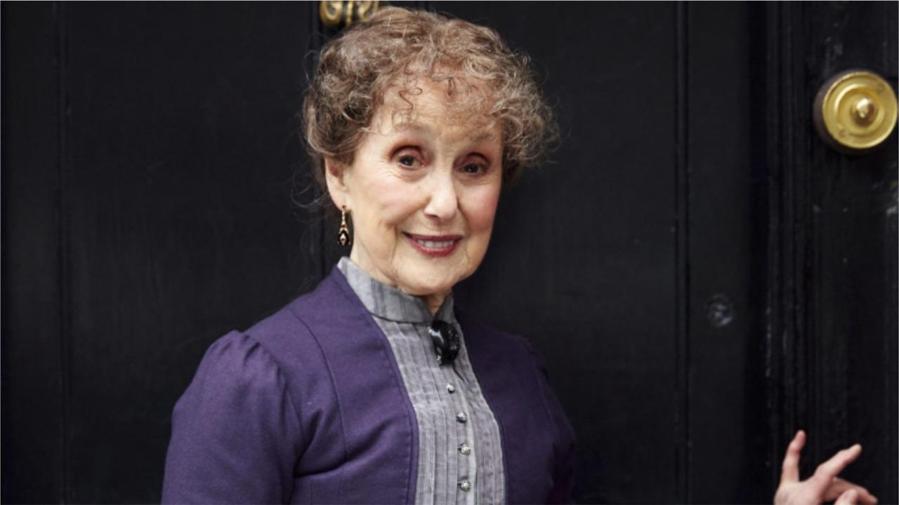 Le créateur de Sherlock rend hommage à Una Stubbs