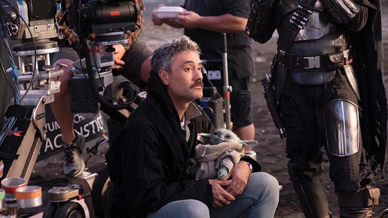 Taika Waititi et Baby Yoda sur le tournage de The Mandalorian