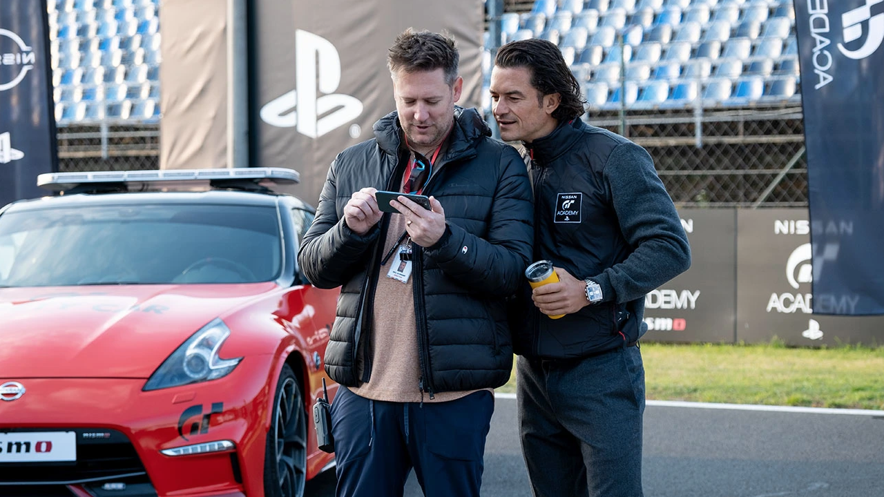 Neill Blomkamp et Orlando Bloom sur le tournage de Gran Turismo