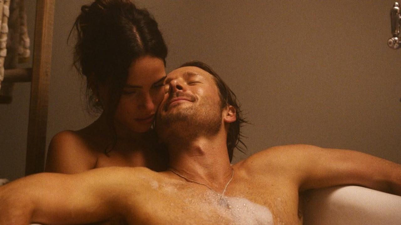 Glen Powell et Adria Arjona dans Hit Man