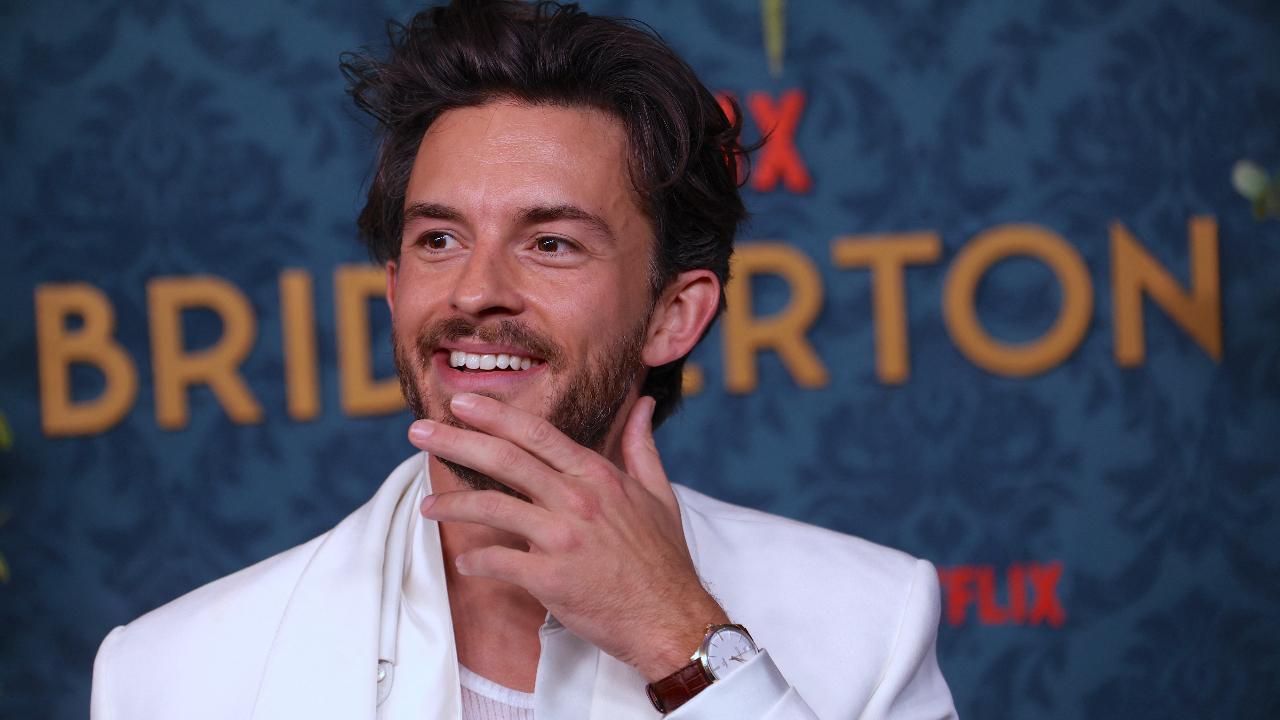 Jonathan Bailey confirmé dans le rôle titre du prochain Jurassic World