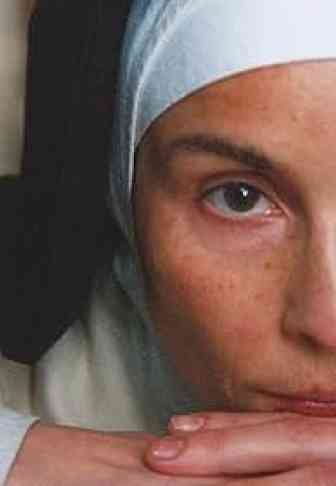 Noomi Rapace devient Mère Teresa