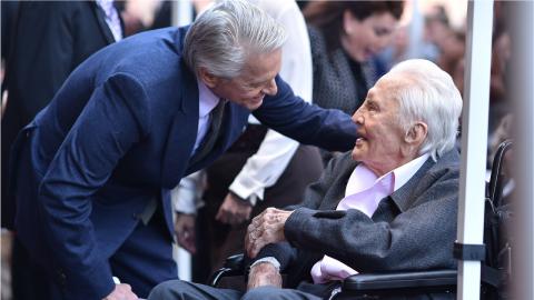 Très ému et entouré de sa famille, Michael Douglas a son étoile sur le Hollywood Boulevard