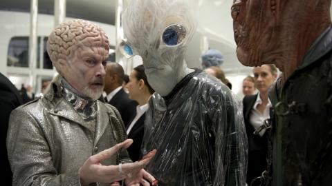 Les caméos de la saga Men in Black : Rick Baker, chef maquilleur de la trilogie, mais aussi de Star Wars (Men in Black III)