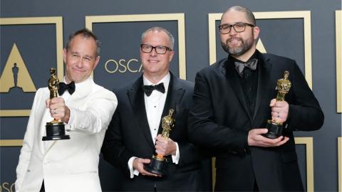 Oscars 2020 : Steven Bognar, Julia Reichert et Jeff Reichert (meilleur documentaire pour American Factory) avec Mark Ruffalo