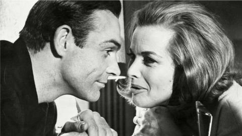 Honor Blackman et Sean Connery dans Goldfinger (1964)