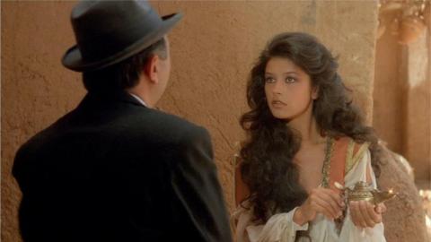 Catherine Zeta-Jones avec Gérard Jugnot dans Les 1001 Nuits (1990)