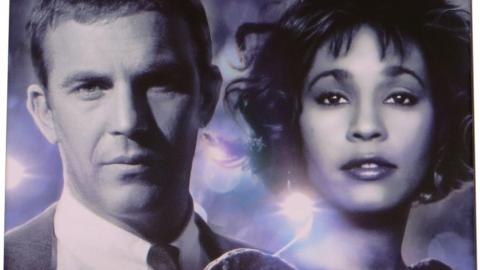 Bodyguard est finalement sorti en 1992 avec Whitney Houston et Kevin Costner