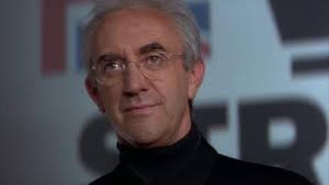 Jonathan Pryce, alias Elliot Carver, dans Demain ne meurt jamais