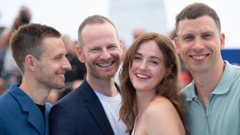 Cannes 2021 : Herbert Nordrum, Renate Reinsve, Joachim Trier et Anders Danielsen Lie au photocall de Julie (en 12 chapitres)