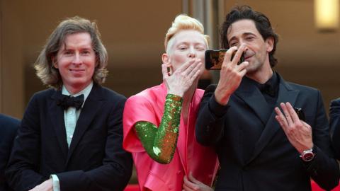 Cannes 2021 : Adrien Brody et Tilda Swinton prennent un selfie, aux côtés de Wes Anderson lors de la montée des marches de The French Dispatch