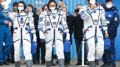 Challenge : L'équipage se compose de l'astronaute Anton Shkaplerov, de la comédienne Yulia Peresild et du réalisateur Klim Shipenko