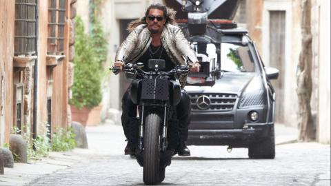 Jason Momoa s'éclate sur le tournage de Fast & Furious 10 à Rome