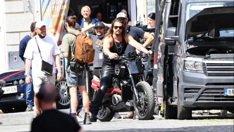 Jason Momoa s'éclate sur le tournage de Fast & Furious 10 à Rome