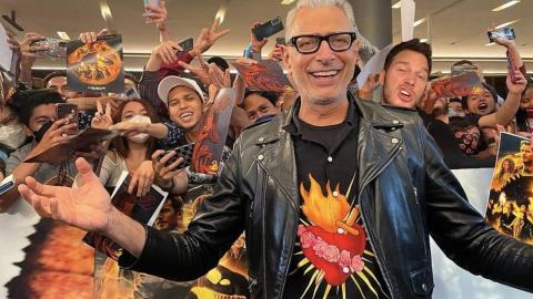 Ou derrière l'une des autres stars du film, Jeff Goldblum !