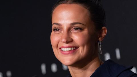        Message d'état Alicia Vikander acclamée en "reine moderne" et Jude Law en Henry VIII cruel à Cannes [photos et vidéo] 