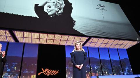 Cannes 2023 - Jour 1 :  Catherine Deneuve pose devant son affiche du 76e festival