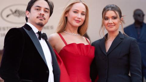 Pourquoi Jennifer Lawrence portait-elle des claquettes sur le tapis rouge de Cannes ?