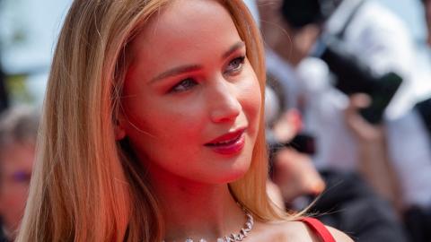 Pourquoi Jennifer Lawrence portait-elle des claquettes sur le tapis rouge de Cannes ?