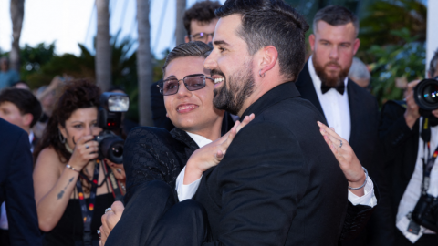 Cannes jour 9 : Artus porte Sofian Ribes pour la montée des marches