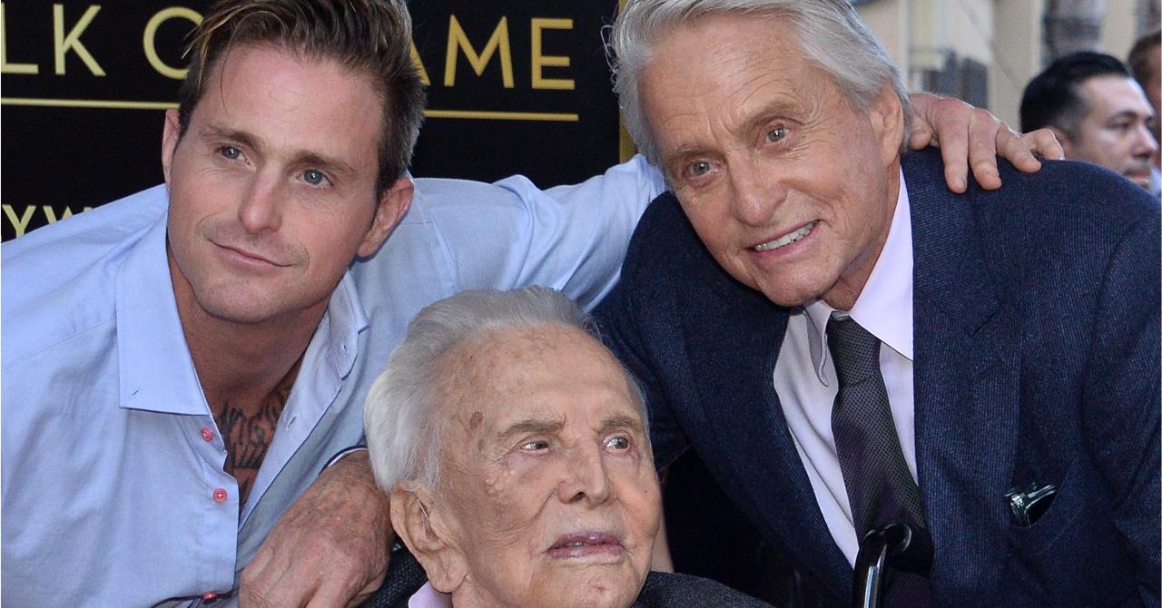 Très ému et entouré de sa famille, Michael Douglas a son étoile sur le Hollywood Boulevard