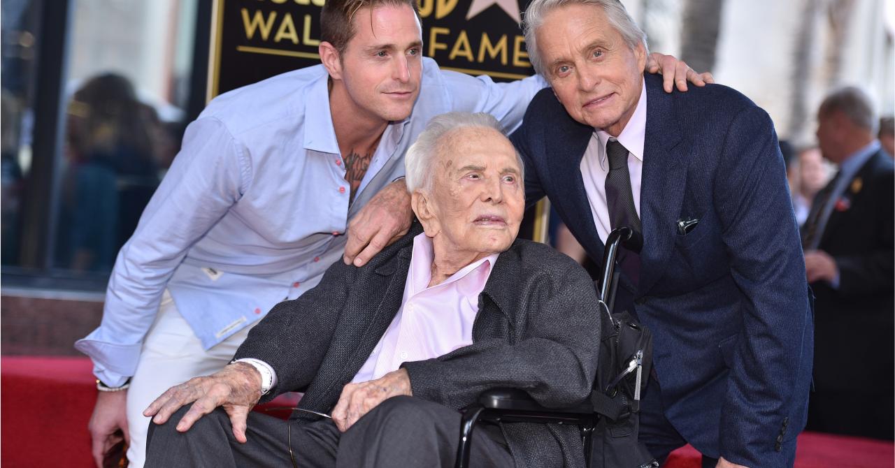 Très ému et entouré de sa famille, Michael Douglas a son étoile sur le Hollywood Boulevard