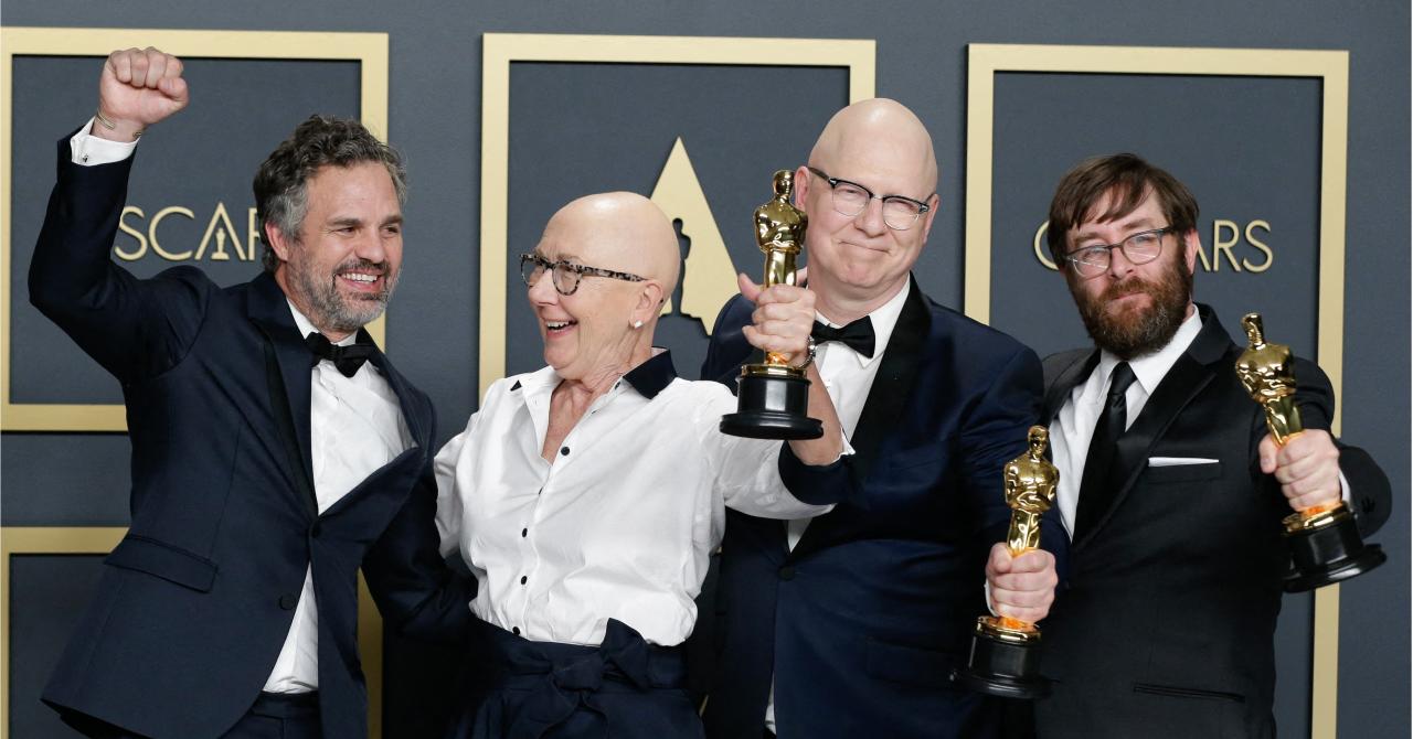 Oscars 2020 : Carol Dysinger et Elena Andreicheva (meilleur documentaire pour Learning to Skateboard in a Warzone (If You're a Girl)) accompagnées de Mark Ruffalo