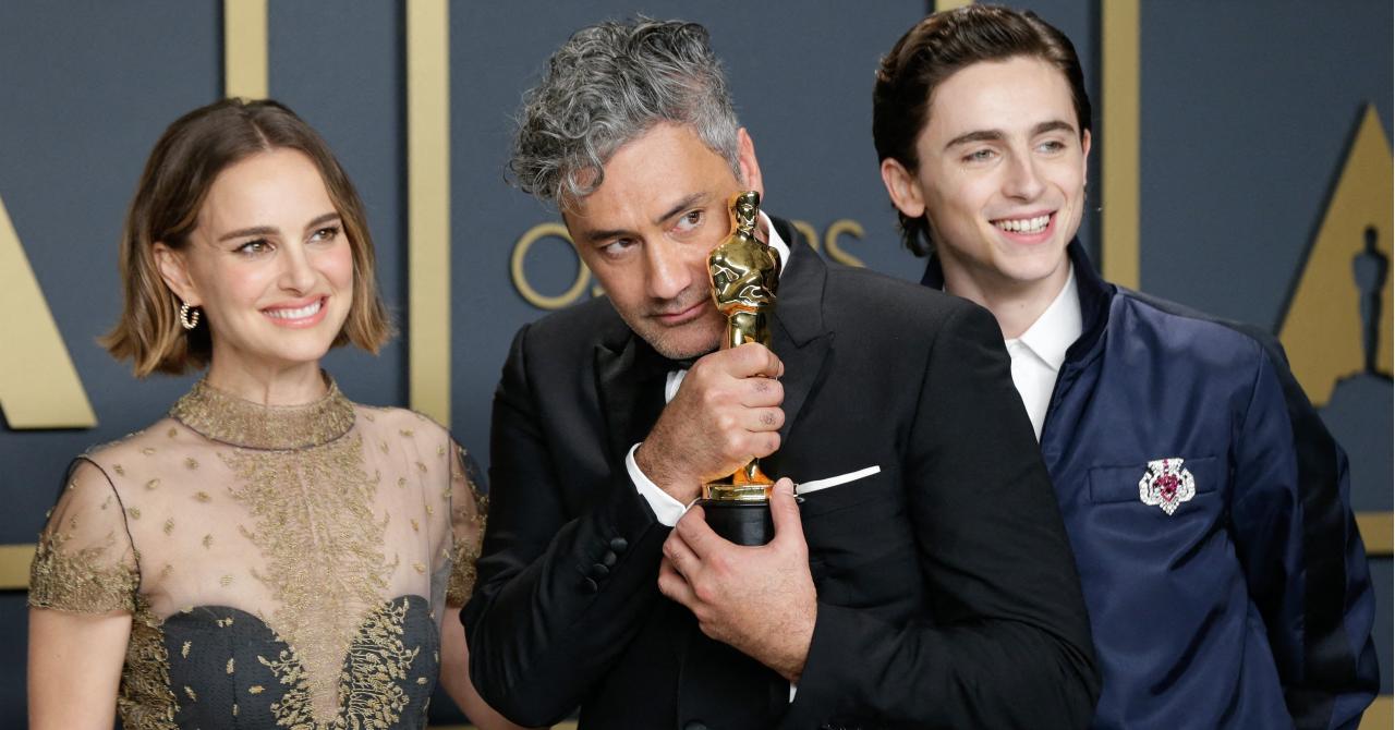 Oscars 2020 : Taika Waititi (meilleur scénario adapté) entouré de Natalie Portman et Timothée Chalamet