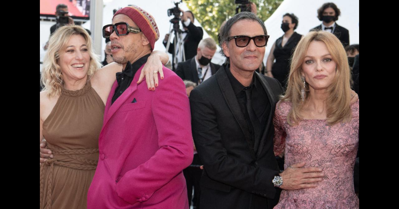 Cannes 2021 : JoeyStarr monte les marches avec Valeria Bruni-Tedeschi, Samuel Benchetrit et Vanessa Paradis