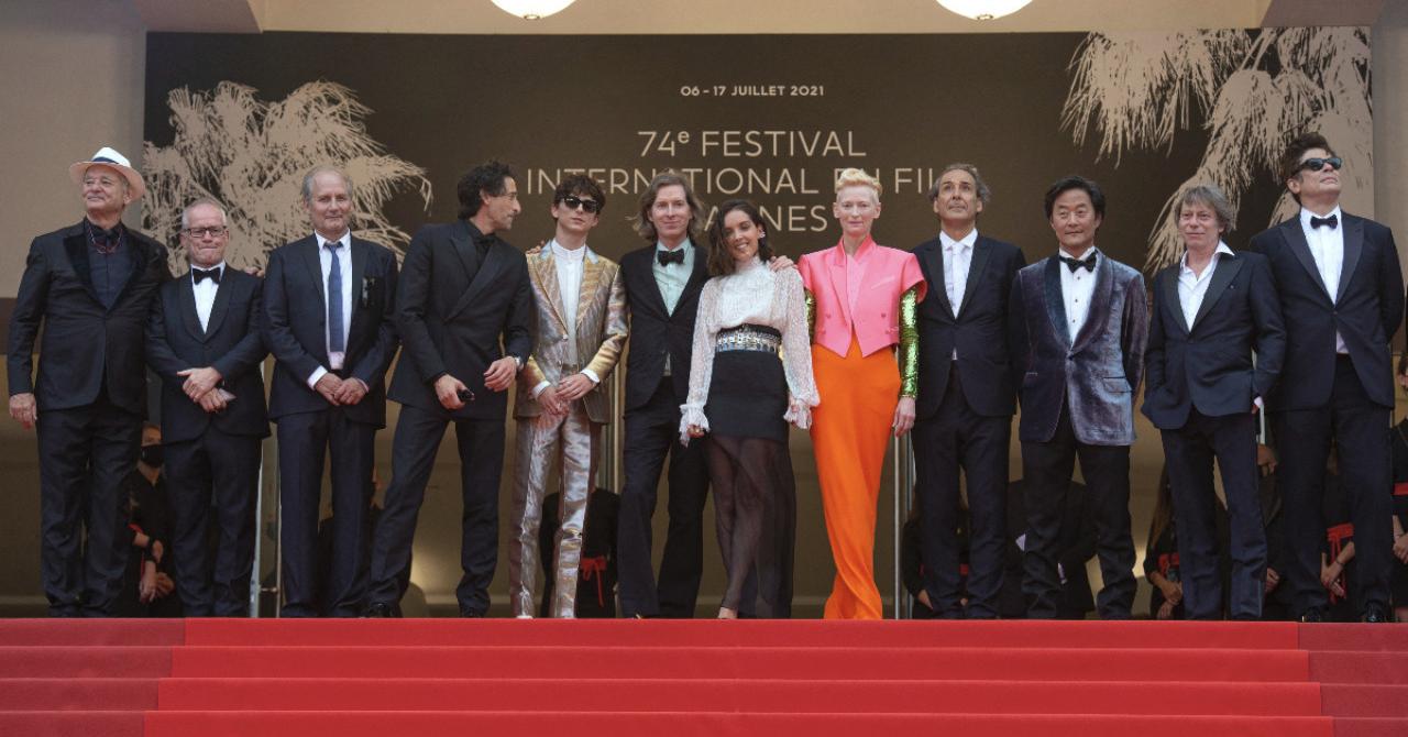 Cannes 2021 : L'équipe de The French Dispatch au complet sur les marches du Palais des festivals