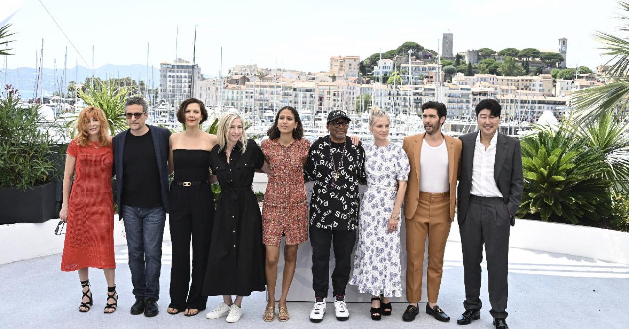 Spike Lee, entouré du jury au complet : Mylène Farmer, Kleber Mendonça Filho, Maggie Gyllenhaal, Jessica Hausner, Mati Diop, Mélanie Laurent, Tahar Rahim et Song Kang-ho