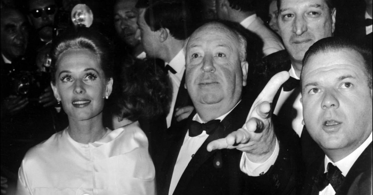 Alfred Hitchcock présente Tippi Hedren au public du festival de Cannes (projection de Pas de Printemps pour Marnie, 1964)