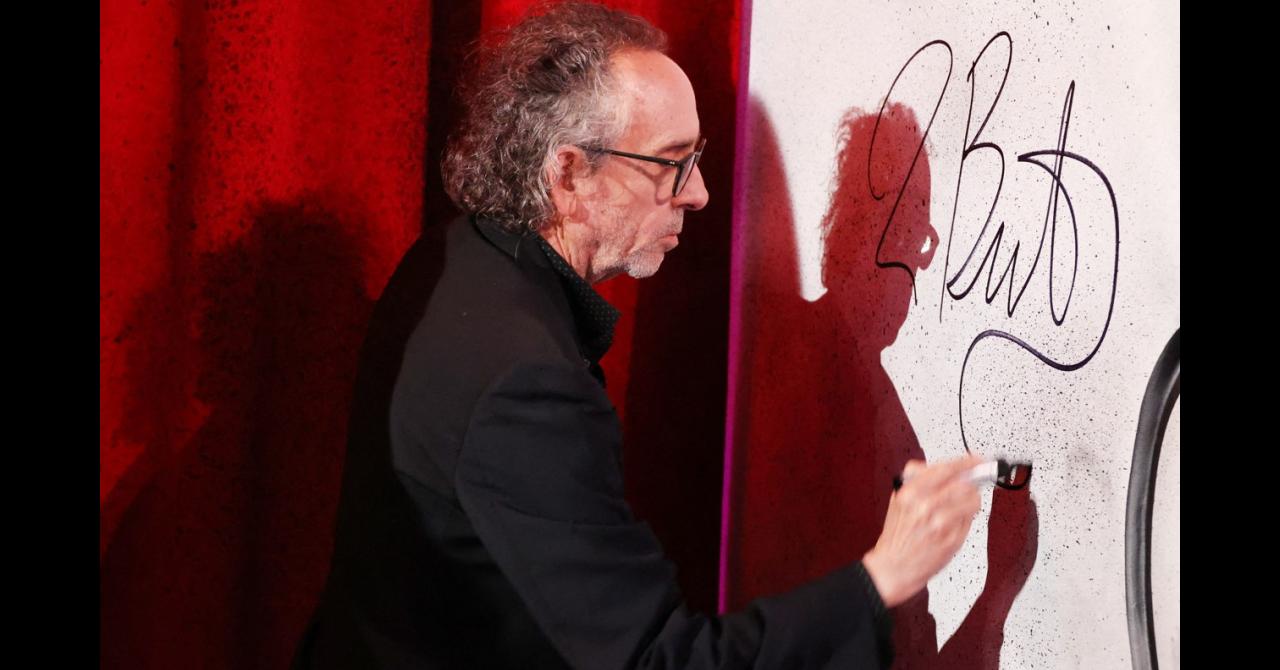 Tim Burton s'éclipse du tournage de Beetlejuice 2 pour inaugurer une expo à Paris [photos]