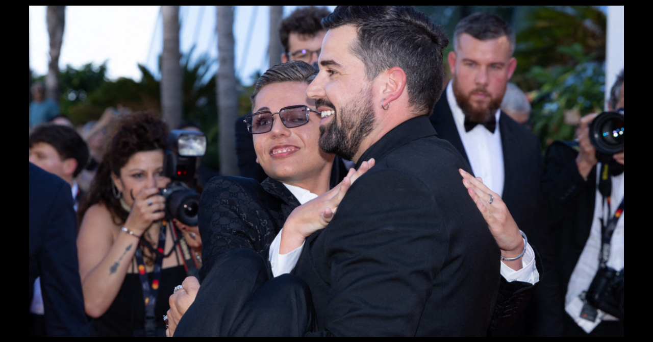 Cannes jour 9 : Artus porte Sofian Ribes pour la montée des marches