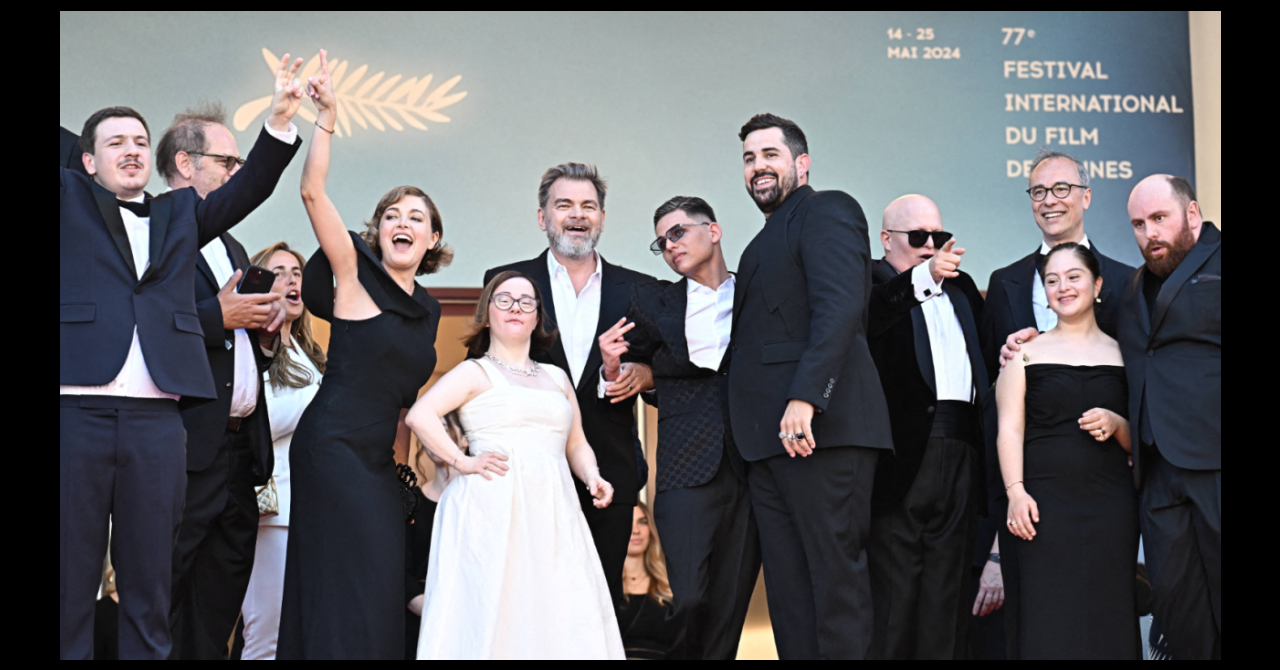 Cannes jour 9 : Toute l'équipe d'Un p'tit truc en plus réunie en haut des marches