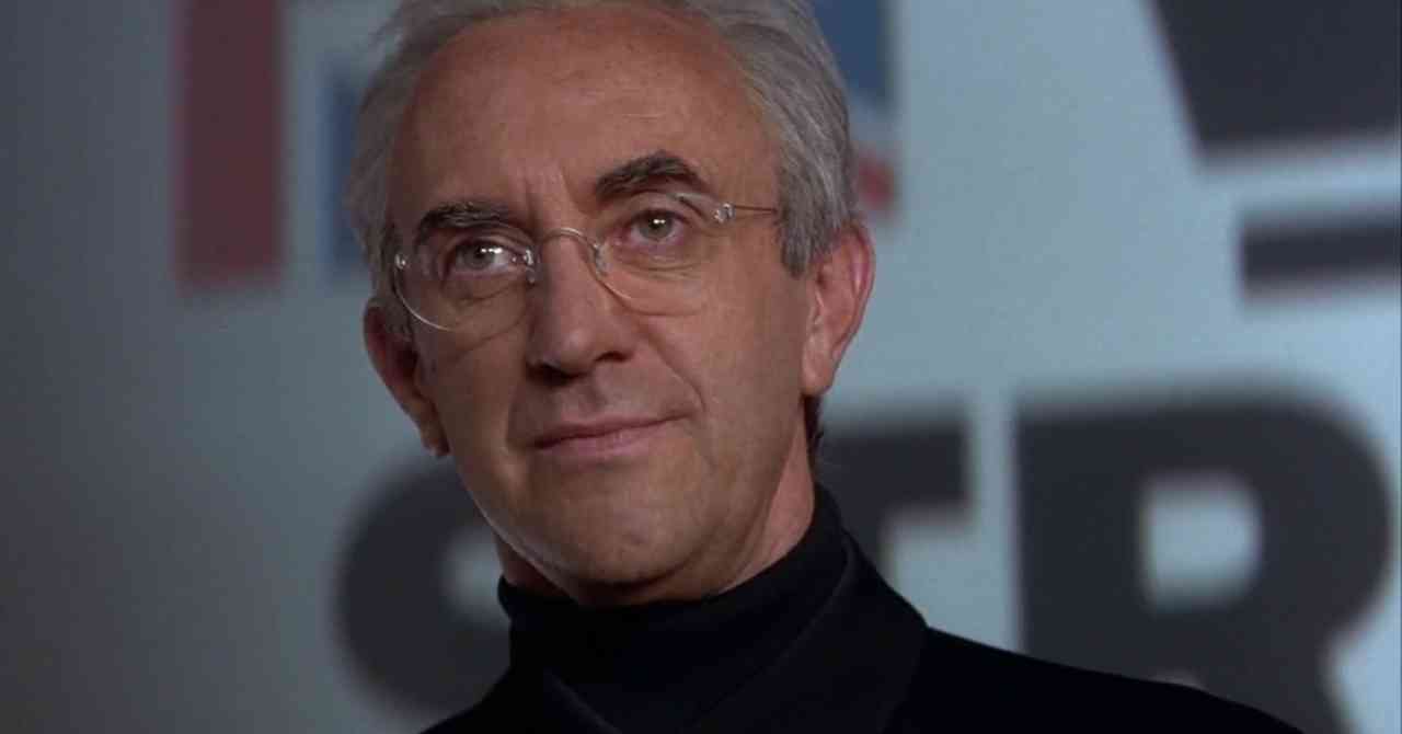 Jonathan Pryce, alias Elliot Carver, dans Demain ne meurt jamais (1997)
