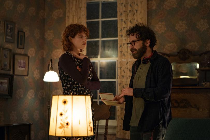 Jessie Buckley et Charlie Kaufman sur le tournage de Je veux en finir