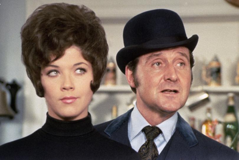 Linda Thorson et Patrick Macnee dans Chapeau melon et bottes de cuir