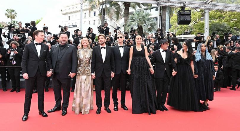 Cannes 2023 - Jour 1 : Ruben Östlund et son jury se tiennent par la main