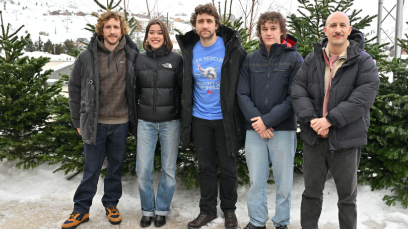 Baptiste Lecaplain, Lili Aubry, Florent Bernard, Hadrien Heaulme et Adrien Menielle à l'avant-première de Nous, les Leroy au festival de l'Alpe d'Huez