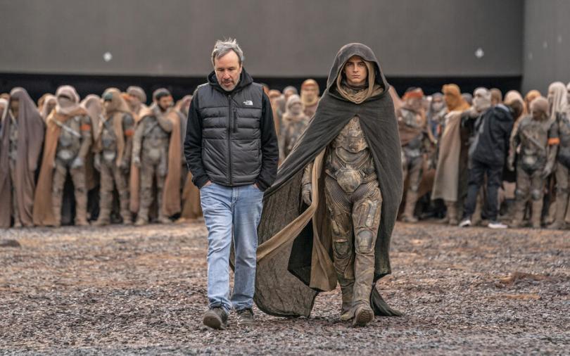 Denis Villeneuve et Timothée Chalamet sur le tournage de Dune 2